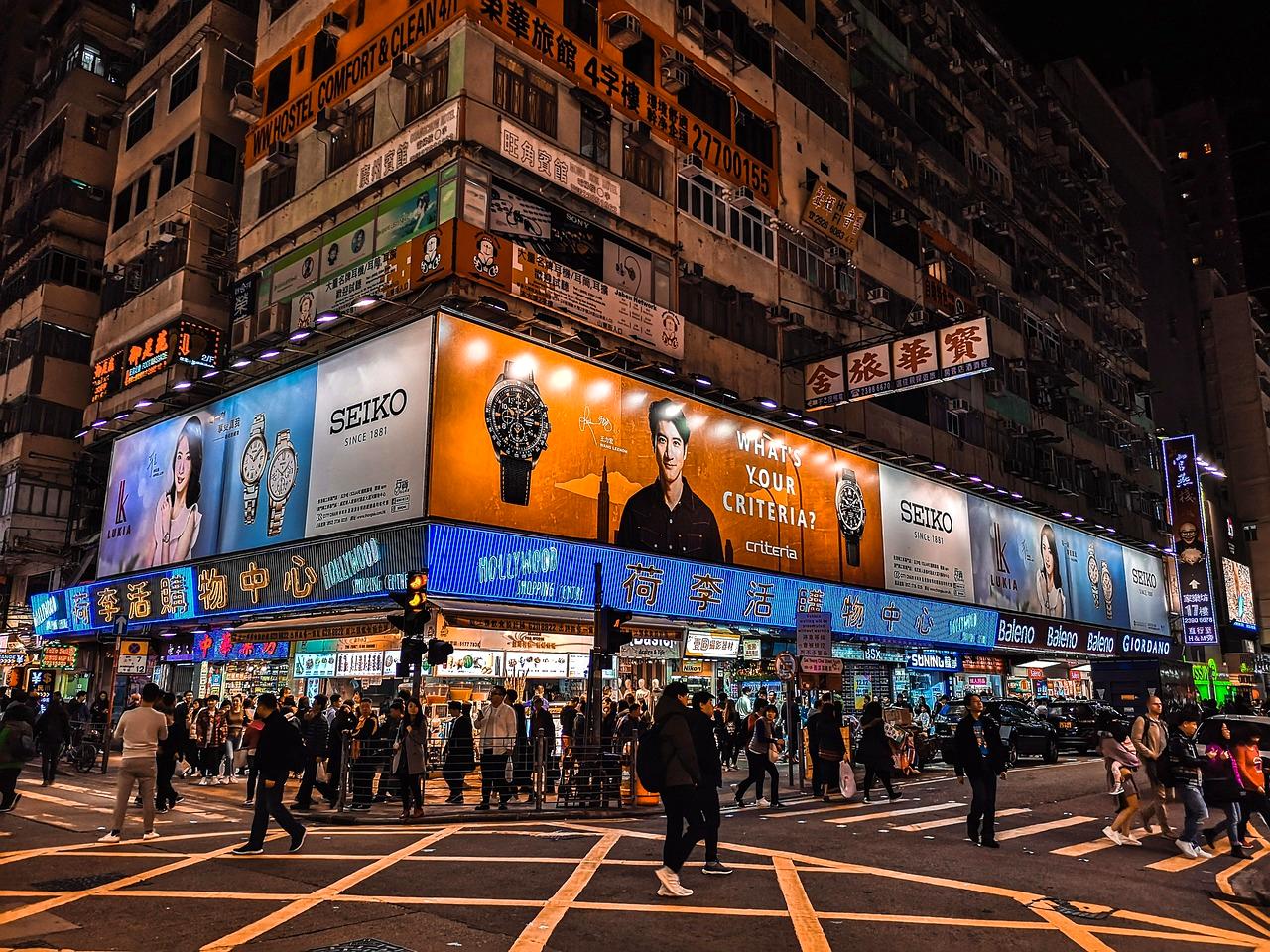 구룡포-몽콕-거리-야경-낡은-건물과-화려한-네온싸인-대비